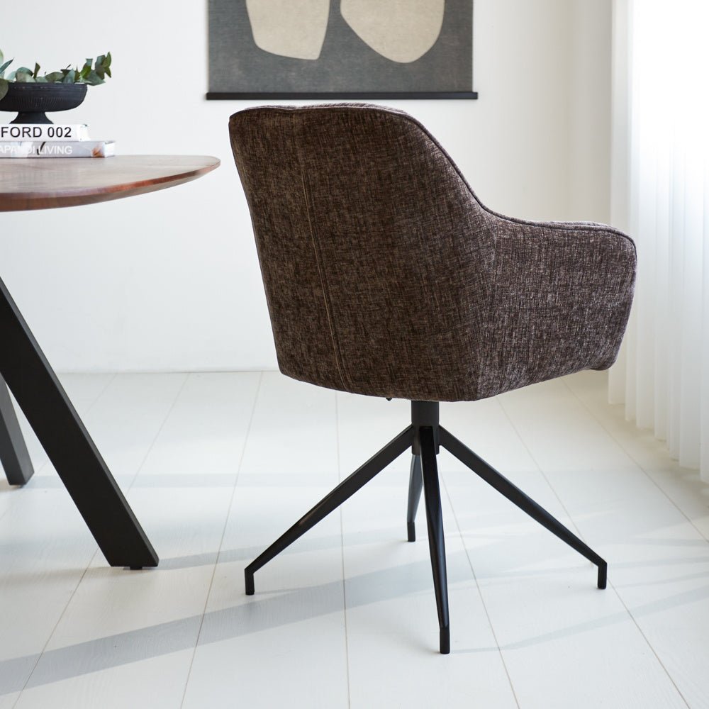 Chaise de salle à manger Camiel Dimehouse Marron LxlxH 62x61x54 Tissu Photo d'ambiance vue arrière diagonale