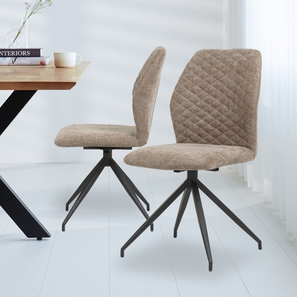 Chaise de salle à manger Charly chenille Dimehouse Taupe LxlxH 67x60x51 Tissu Photo d'ambiance vue de face en diagonale
