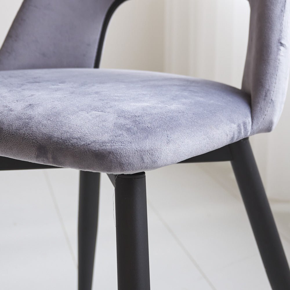 Chaise de salle à manger Mila Dimehouse Gris LxlxH 66x57x49 Tissu Détail photo d'ambiance