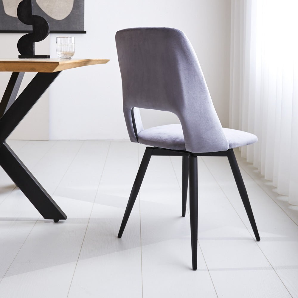 Chaise de salle à manger Mila Dimehouse Gris LxlxH 66x57x49 Tissu Photo d'ambiance vue arrière diagonale