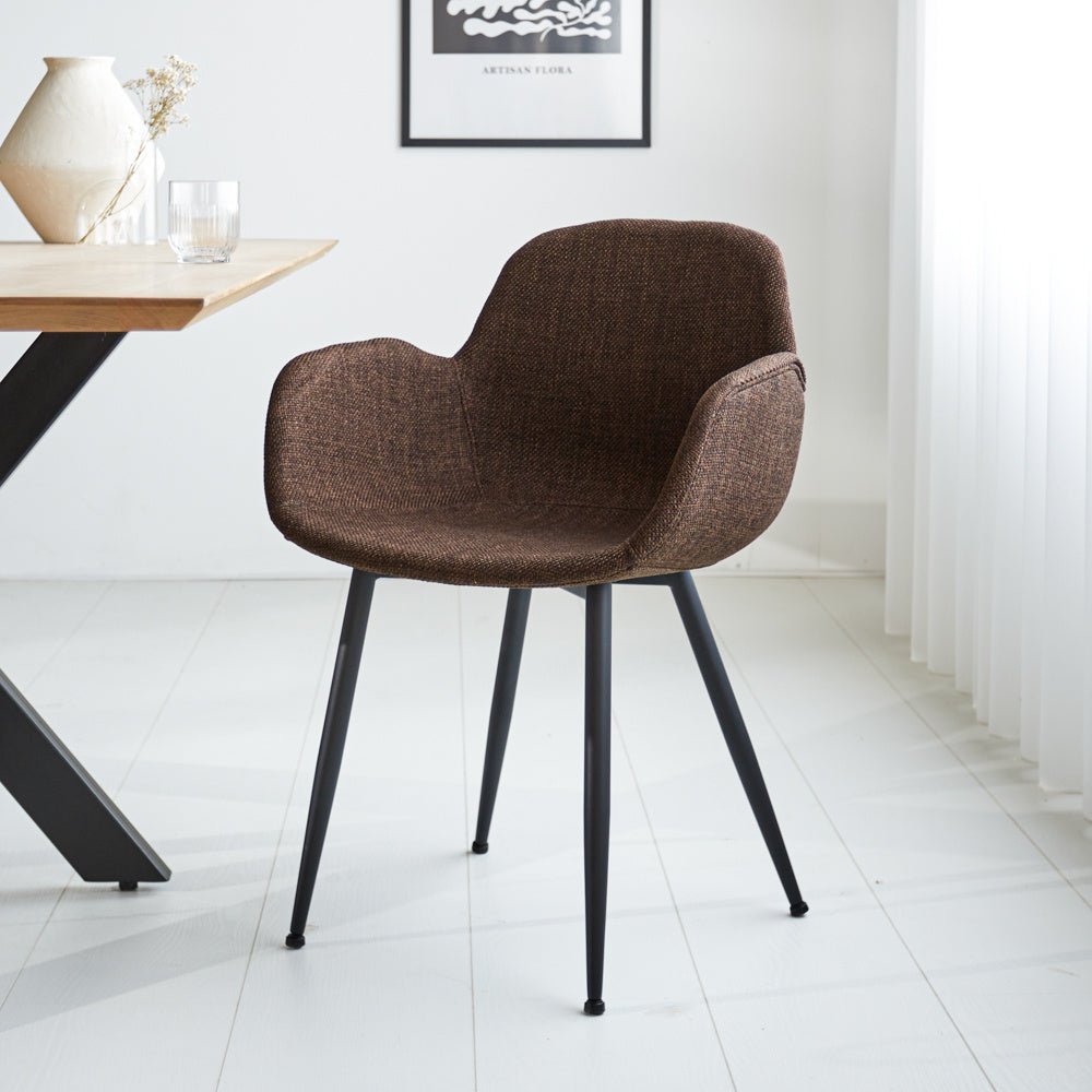 Chaise de salle à manger Mick Dimehouse Marron LxlxH 64x62x59 Tissu Photo d'ambiance vue de face diagonale
