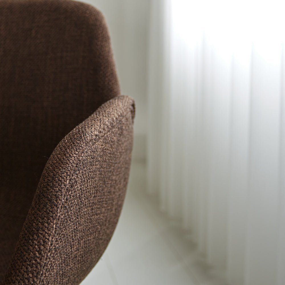Chaise de salle à manger Mick Dimehouse Marron LxlxH 64x62x59 Tissu Détail photo d'ambiance