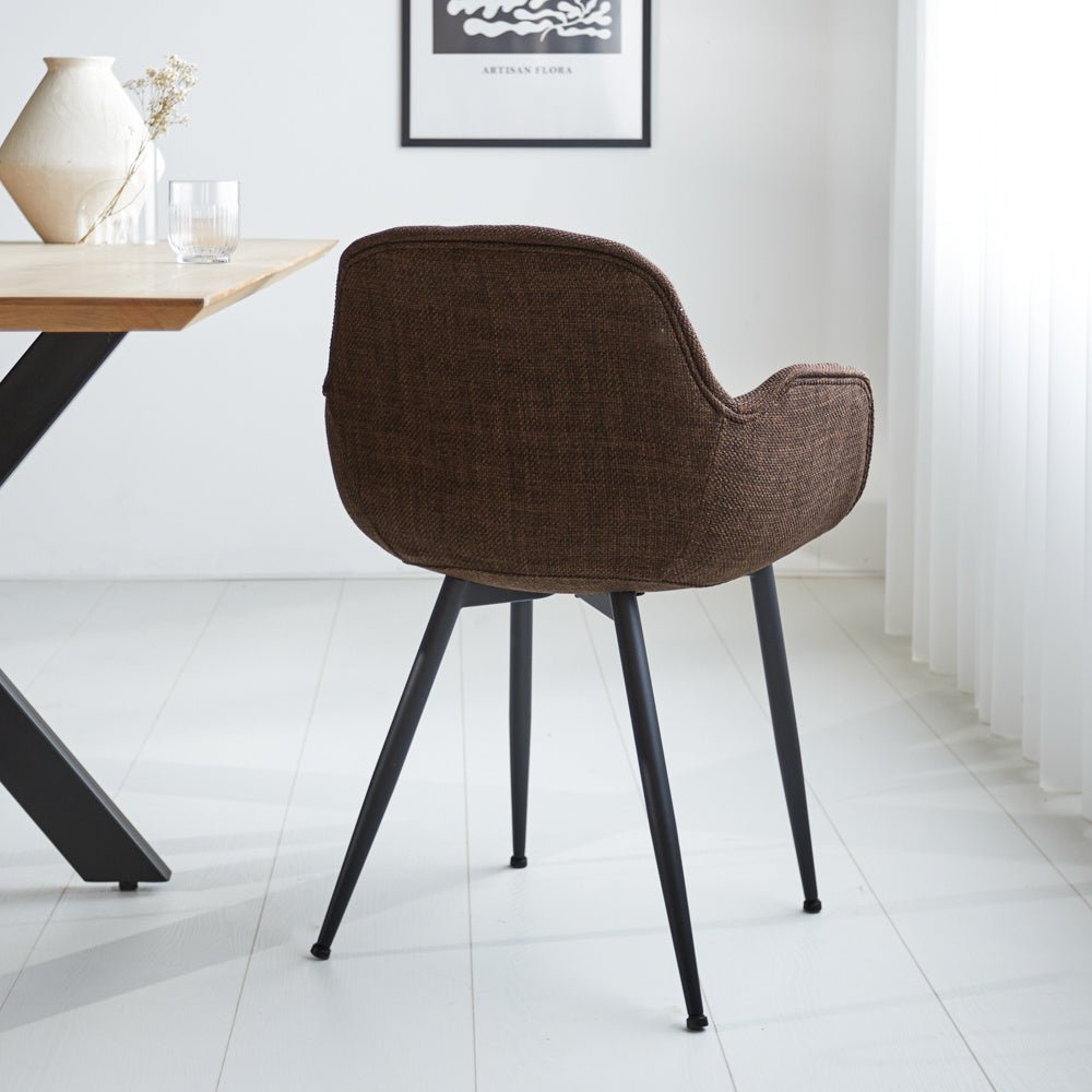 Chaise de salle à manger Mick Dimehouse Marron LxlxH 64x62x59 Tissu Photo d'ambiance vue arrière diagonale
