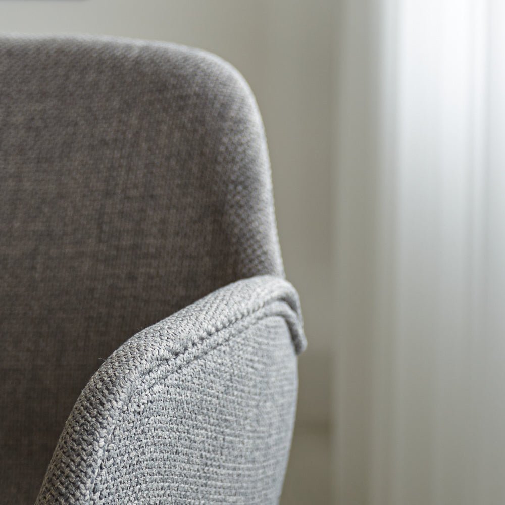 Chaise de salle à manger Mick Dimehouse Gris LxlxH 64x62x59 Tissu Détail photo d'ambiance