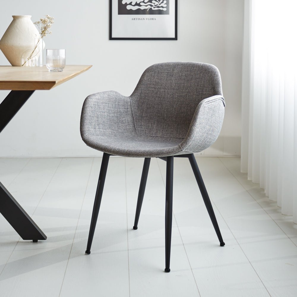 Chaise de salle à manger Mick Dimehouse Gris LxlxH 64x62x59 Tissu Photo d'ambiance vue de face diagonale