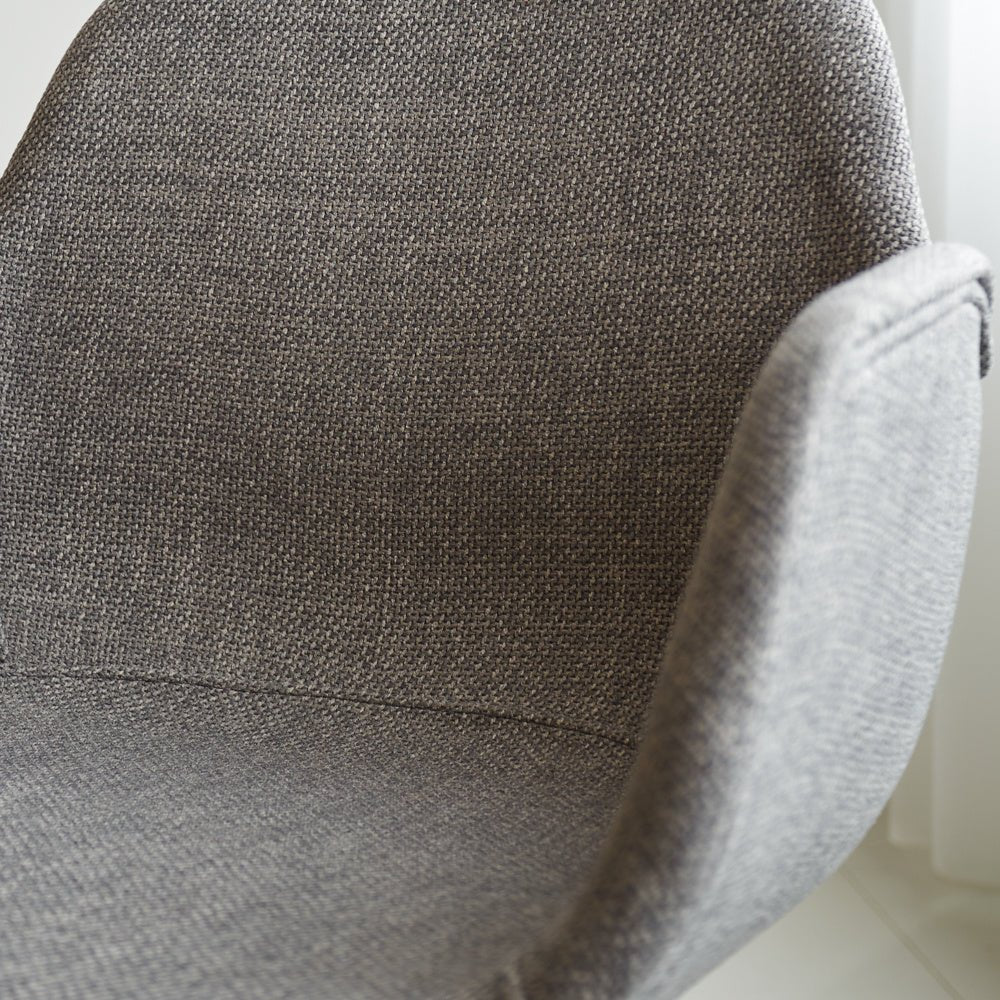 Chaise de salle à manger Mick Dimehouse Gris LxlxH 64x62x59 Tissu Détail photo d'ambiance