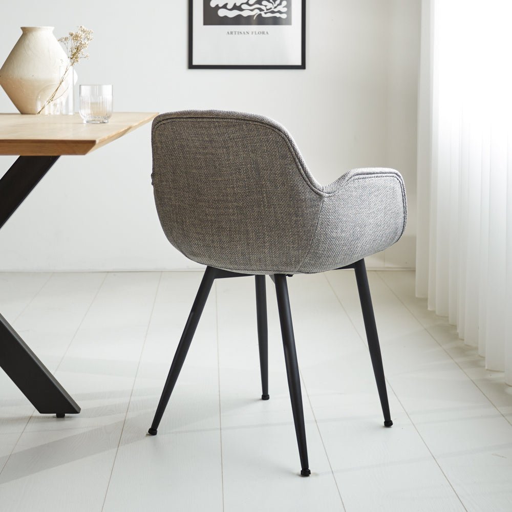 Chaise de salle à manger Mick Dimehouse Gris LxlxH 64x62x59 Tissu Photo d'ambiance vue arrière diagonale