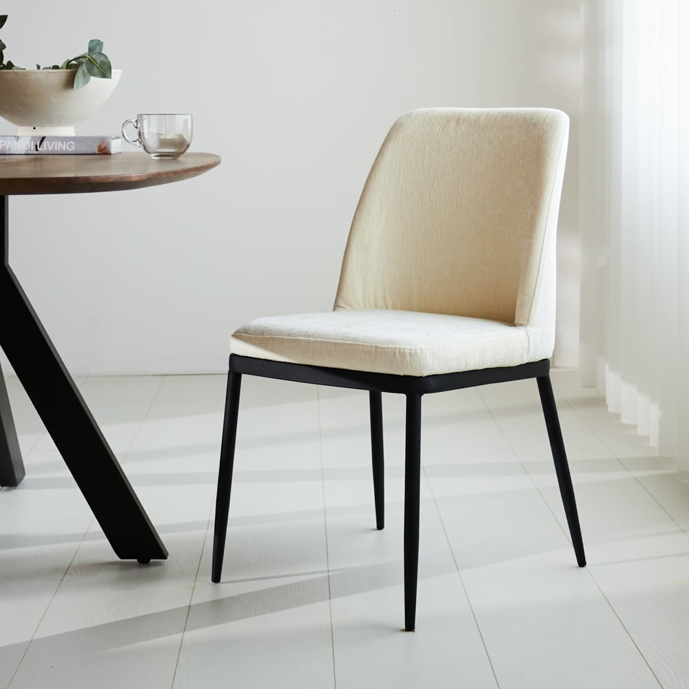 Chaise de salle à manger Noli Chenille Dimehouse Blanc LxlxH 73x65x53 Tissu Photo d'ambiance vue de face diagonale