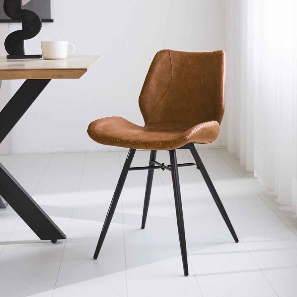 Chaise de salle à manger Beau cuir artificiel Dimehouse Cognac LxlxH 72x68x50 Simili cuir Photo d'ambiance vue de face en diagonale