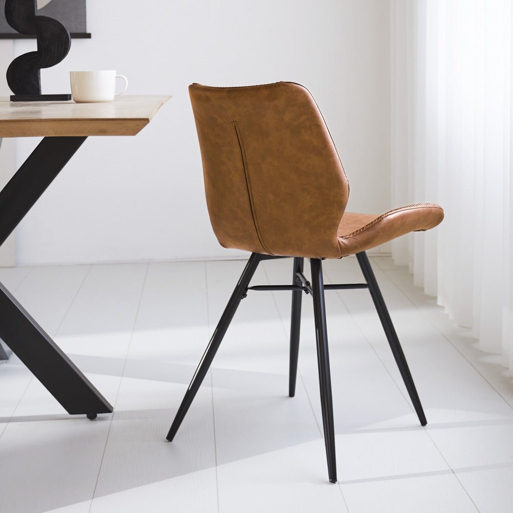 Chaise de salle à manger Beau cuir artificiel Dimehouse Cognac LxlxH 72x68x50 Simili cuir Photo d'ambiance vue arrière diagonale