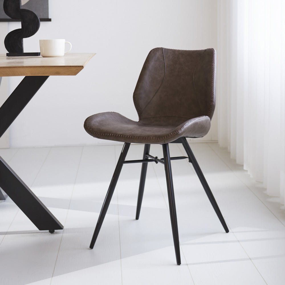 Chaise de salle à manger Beau cuir artificiel Dimehouse Taupe LxlxH 72x68x50 Simili cuir Photo d'ambiance vue de face en diagonale