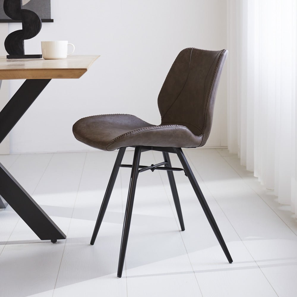 Chaise de salle à manger Beau cuir artificiel Dimehouse Taupe LxlxH 72x68x50 Simili cuir Photo d'ambiance vue de côté