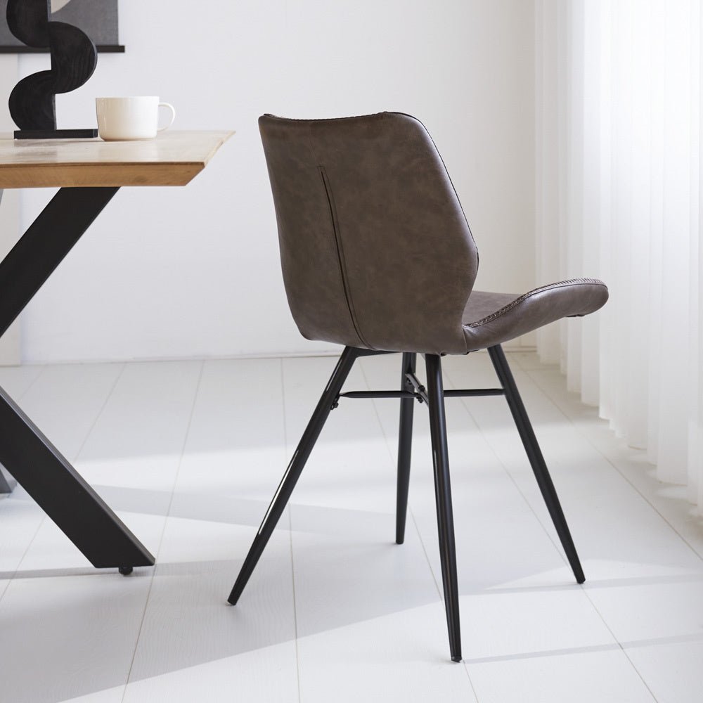 Chaise de salle à manger Beau cuir artificiel Dimehouse Taupe LxlxH 72x68x50 Simili cuir Photo d'ambiance vue arrière en diagonale