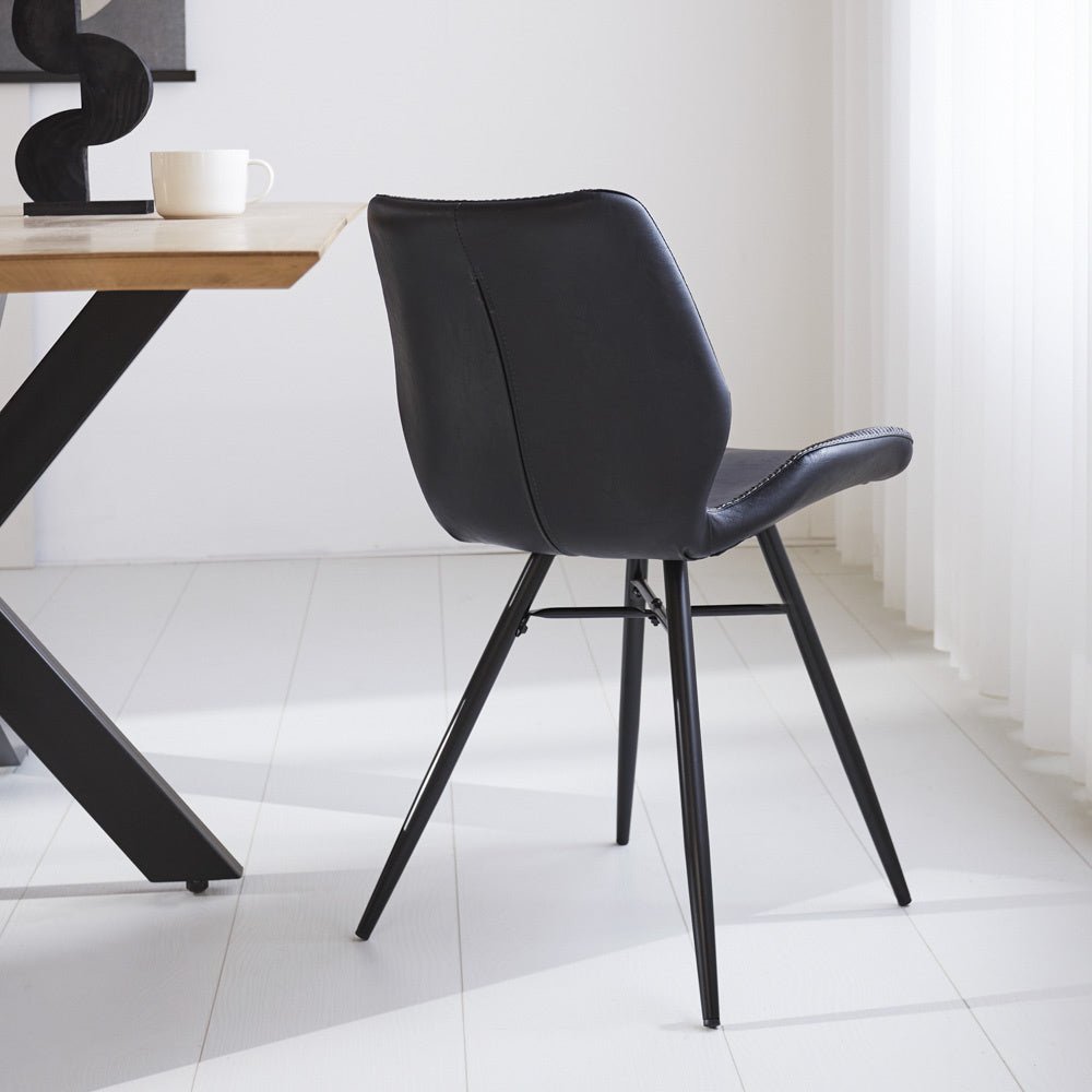 Chaise de salle à manger Beau cuir artificiel Dimehouse Noir LxlxH 72x68x50 Simili cuir Photo d'ambiance vue arrière diagonale