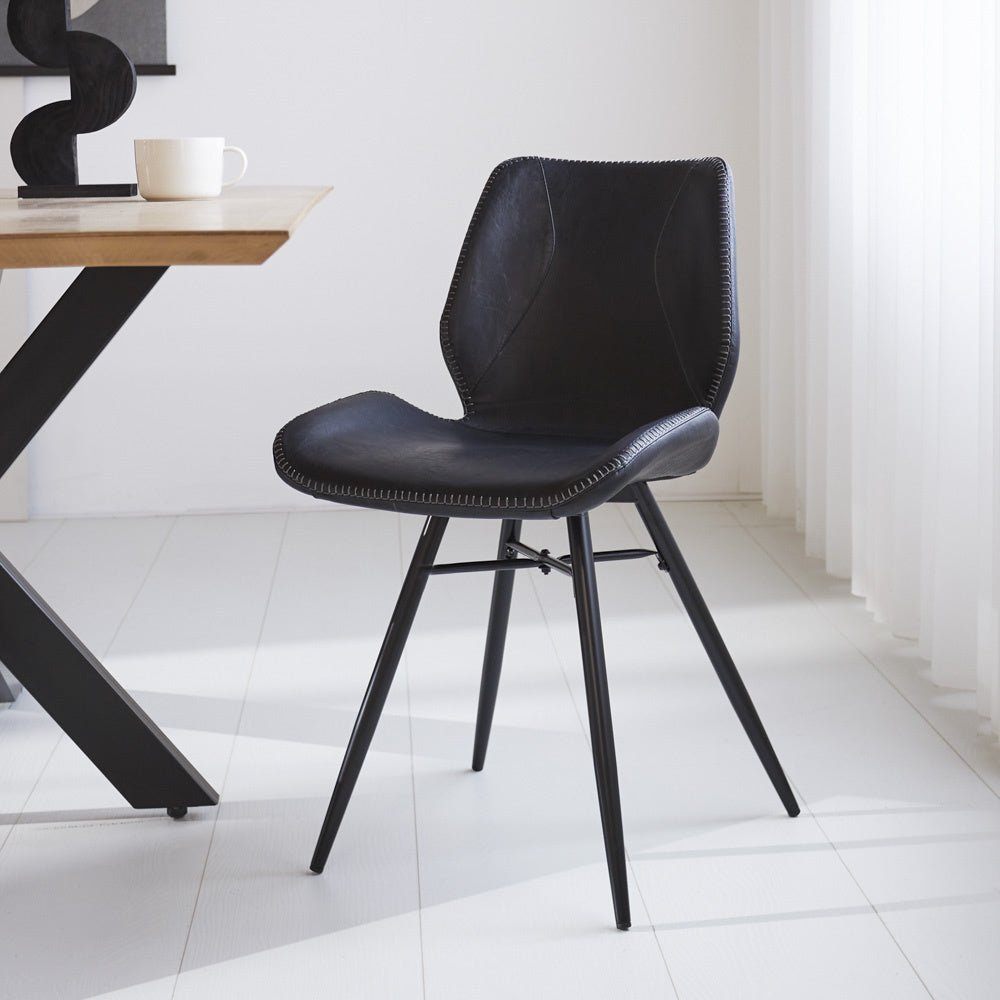Chaise de salle à manger Beau cuir artificiel Dimehouse Noir LxlxH 72x68x50 Simili cuir Photo d'ambiance vue de face en diagonale