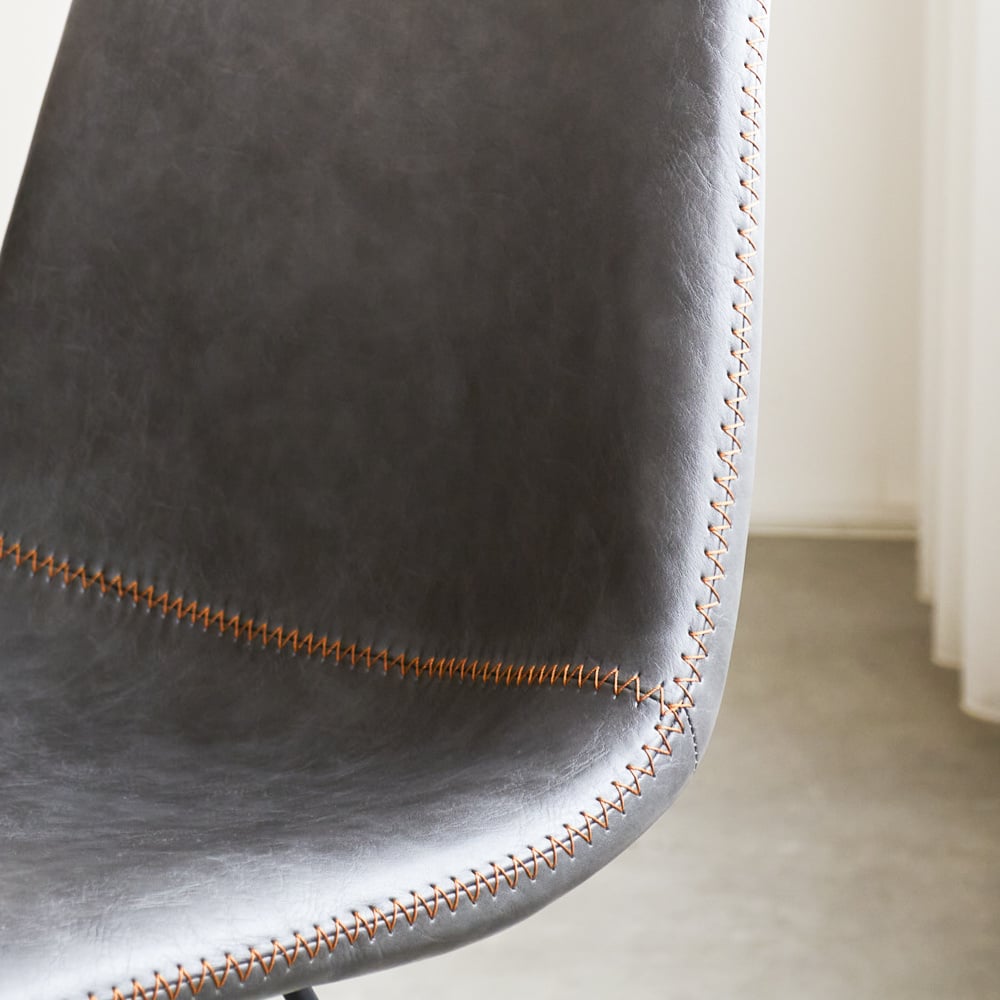 Chaise de salle à manger Viano Dimehouse Anthracite LxlxH 64x61x52 Simili cuir Détail photo d'ambiance