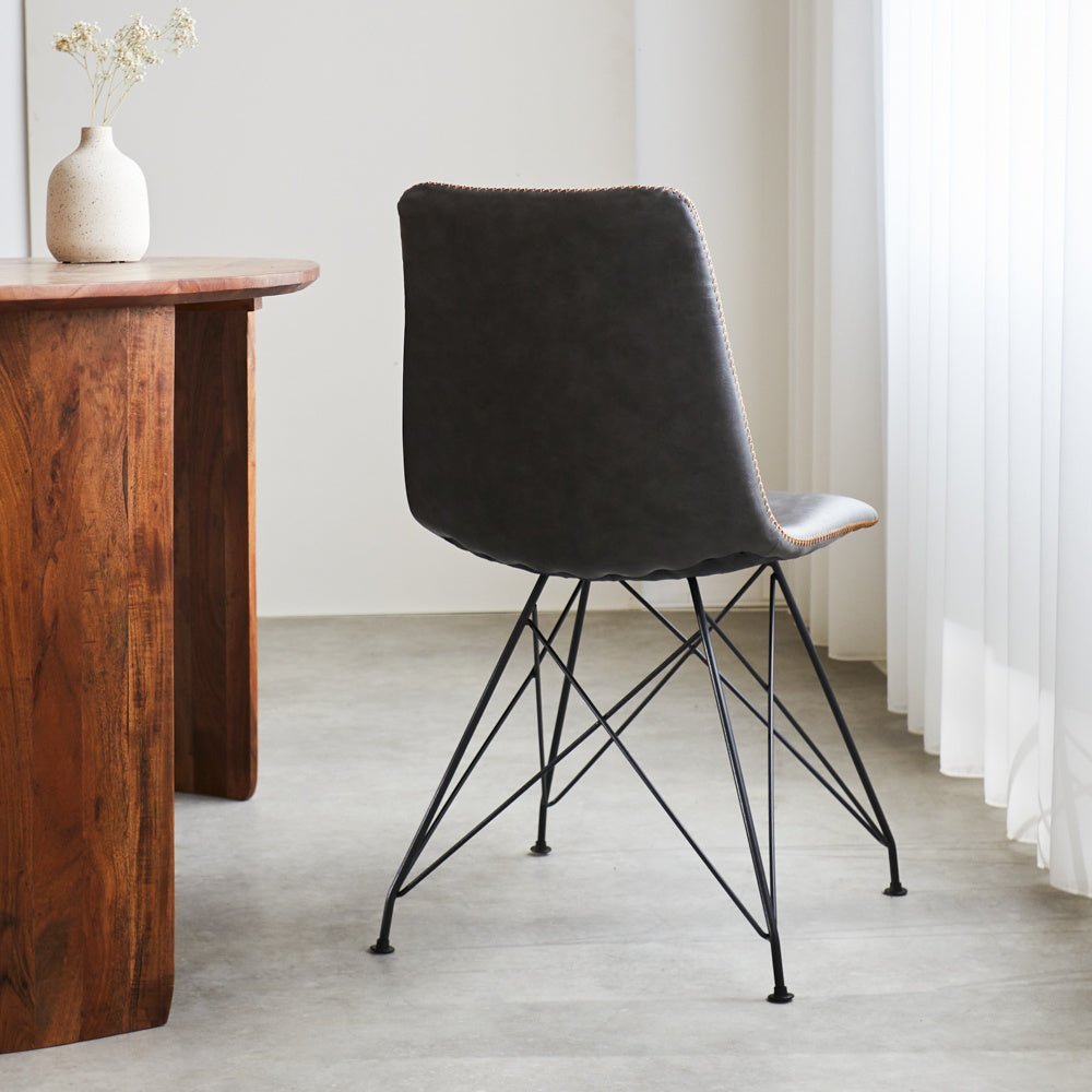 Chaise de salle à manger Viano Dimehouse Anthracite LxlxH 64x61x52 Simili cuir Photo d'ambiance vue arrière diagonale