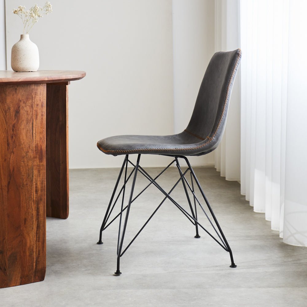 Chaise de salle à manger Viano Dimehouse Anthracite LxlxH 64x61x52 Simili cuir Photo d'ambiance vue latérale