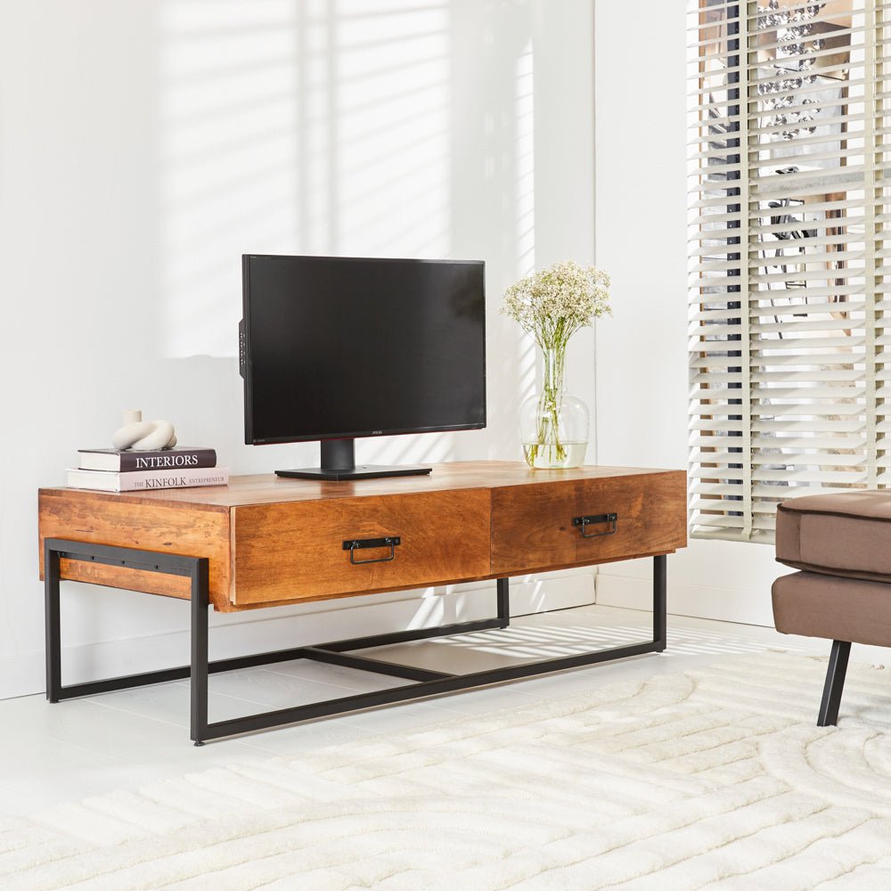 Meuble TV Emma Dimehouse Marron LxlxH 148x82x52 Bois de manguier Photo d'ambiance vue de face diagonale