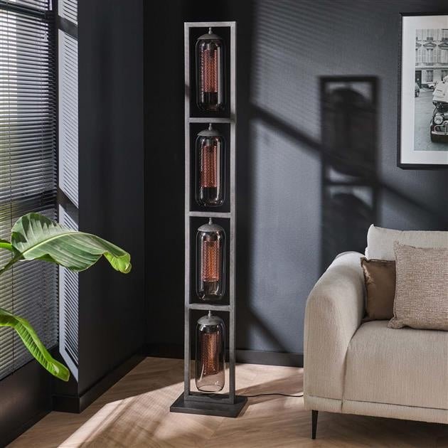 Lampadaire Hilda DH Intérieur Noir LxlxH 190x41x29 Métal Photo d'ambiance vue de face diagonale
