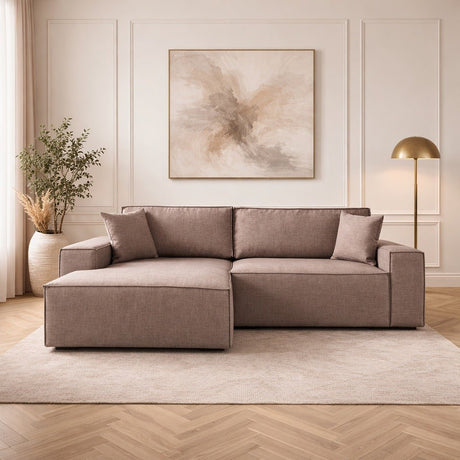 Taupe stoffen hoekslaapbank in een elegante woonkamer met abstracte kunst en een gouden vloerlamp.