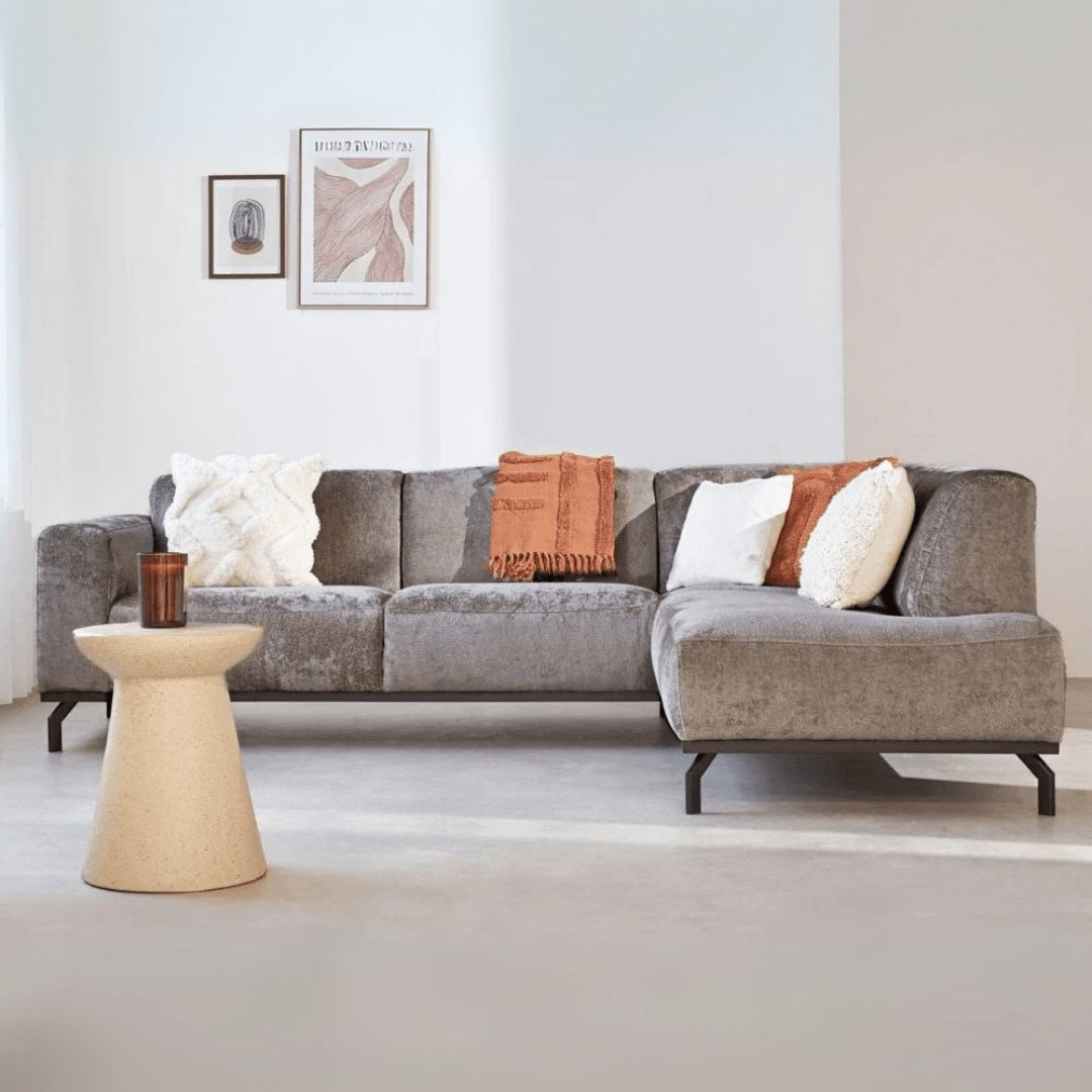 Canapé d'angle Chloe en velours taupe avec pieds hauts - côté droit 