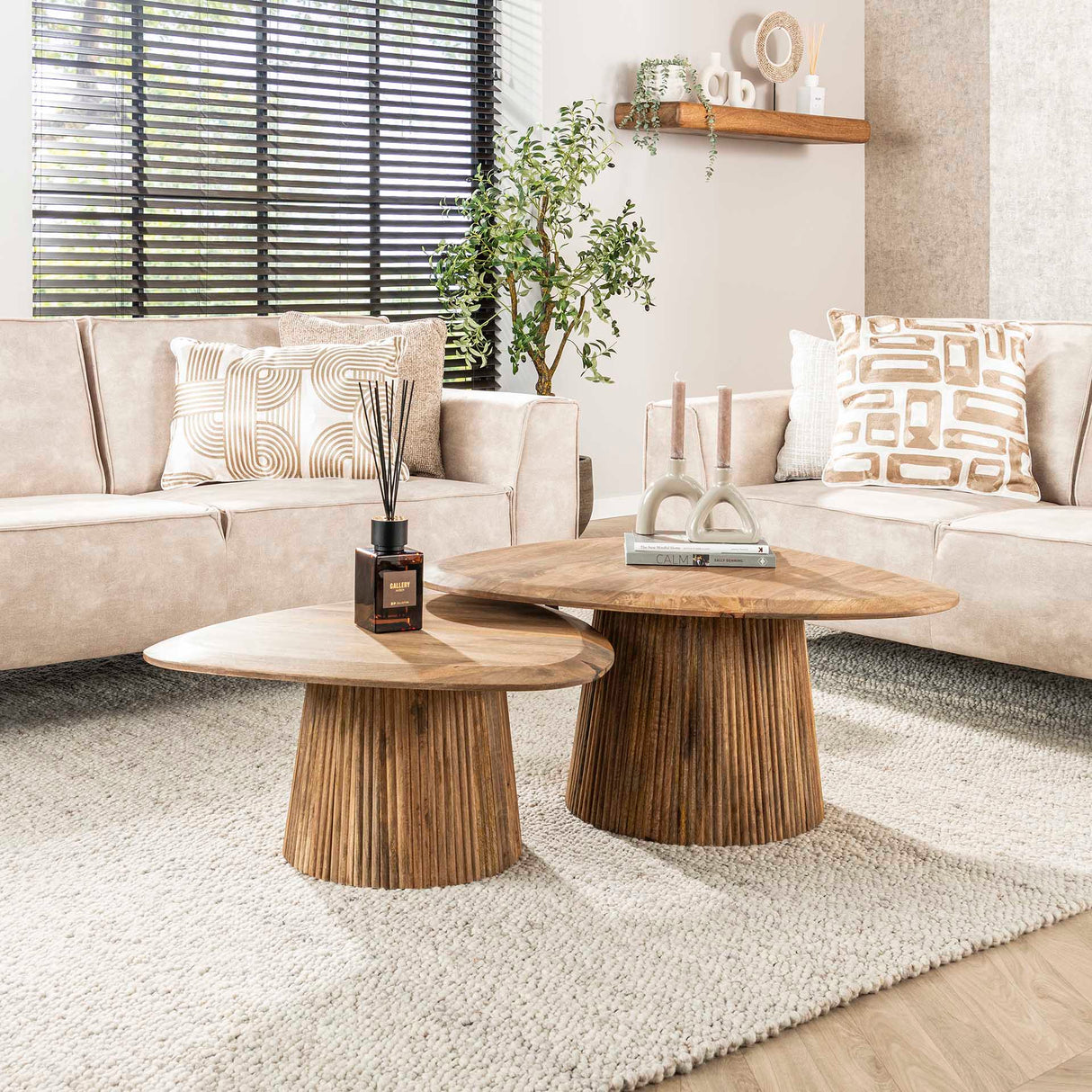 Ensemble de 2 tables basses en mango massif en forme de triangle Mango Cove 