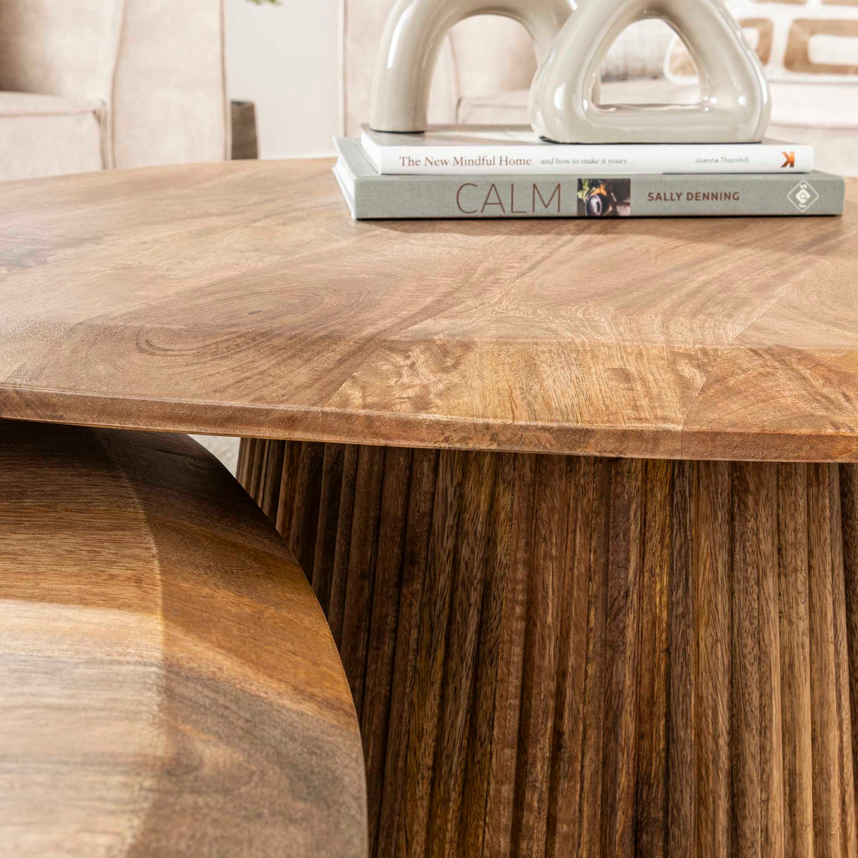 Ensemble de 2 tables basses en mango massif en forme de triangle Mango Cove 