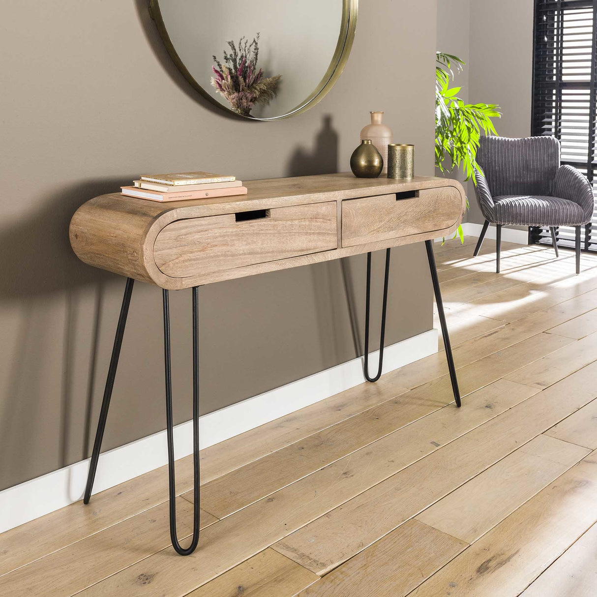 Coiffeuse Jasmine DH Interior Mango LxPxH 124x35x28 Bois de manguier Photo d'ambiance vue en diagonale de face