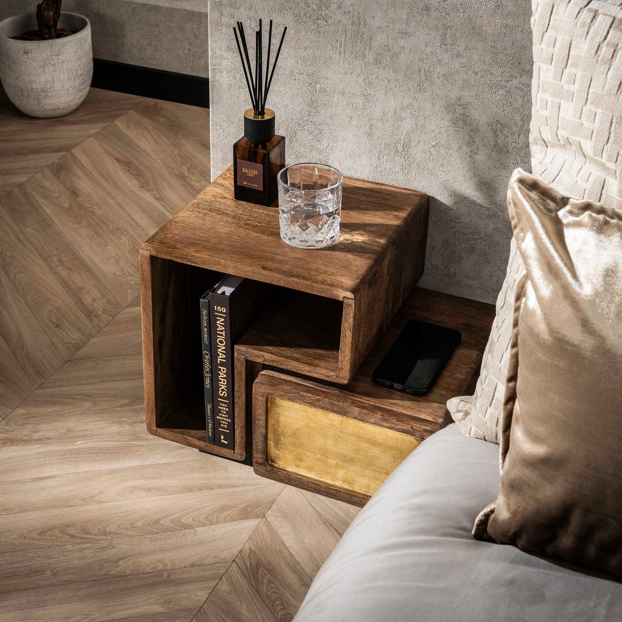 Solano Ensemble de 2 tables de nuit en bois massif de mangue sable et laiton 