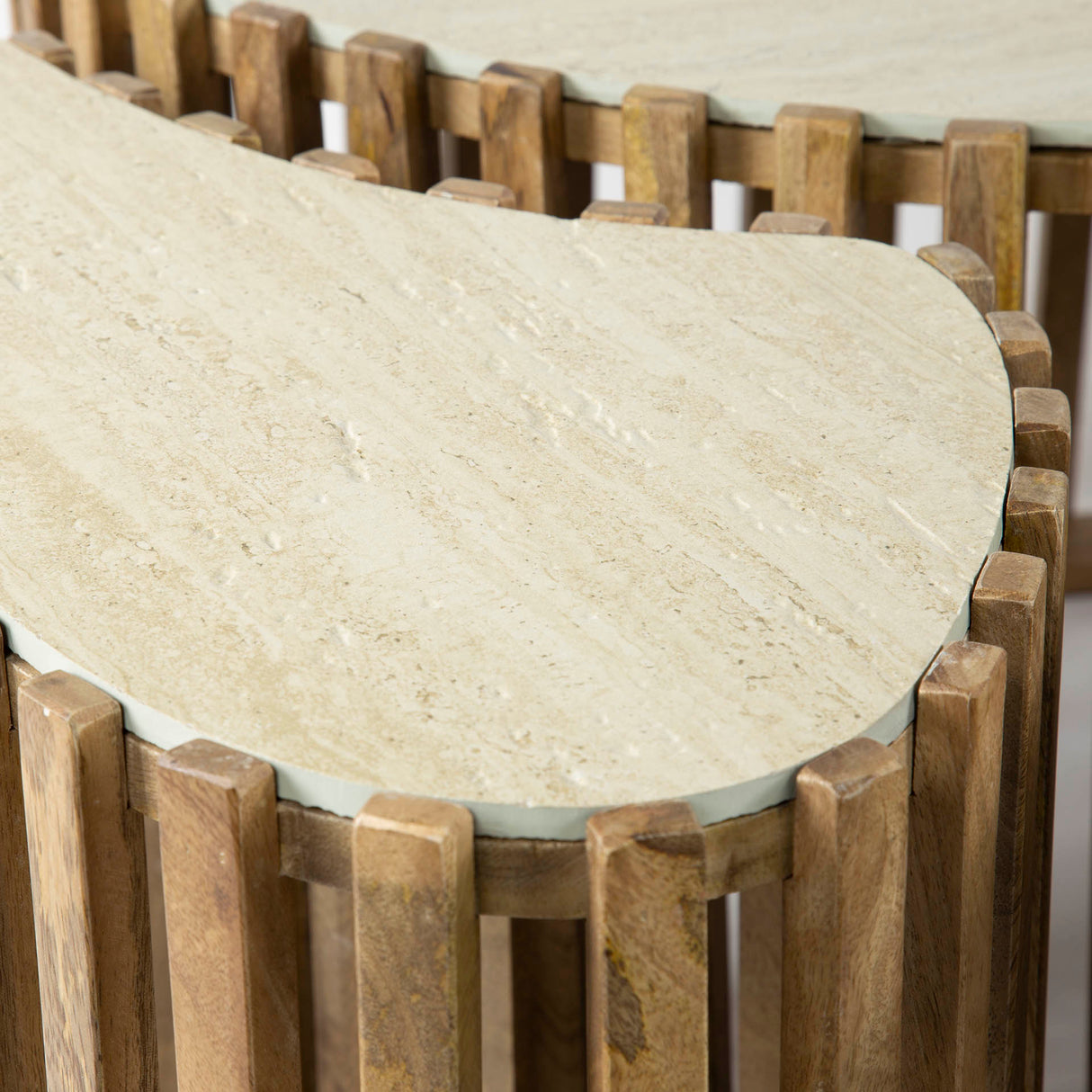 Ensemble de 3 tables basses en forme de vent nière en travertin massif en mango sable 