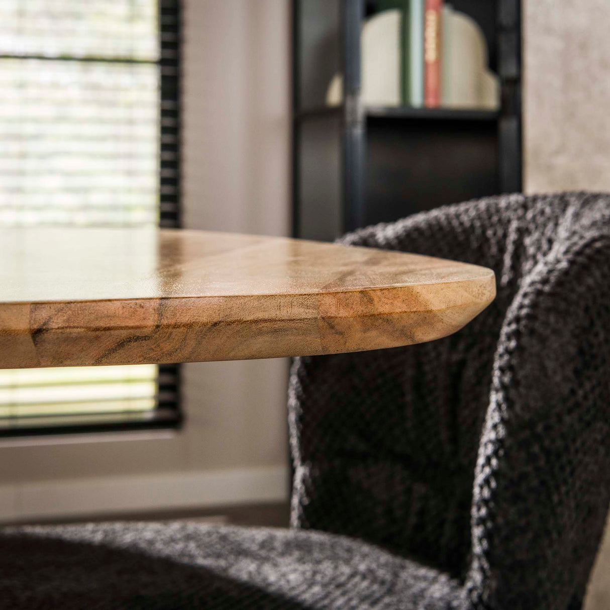 Table à manger triangulaire en bois massif d'acacia 135 cm 