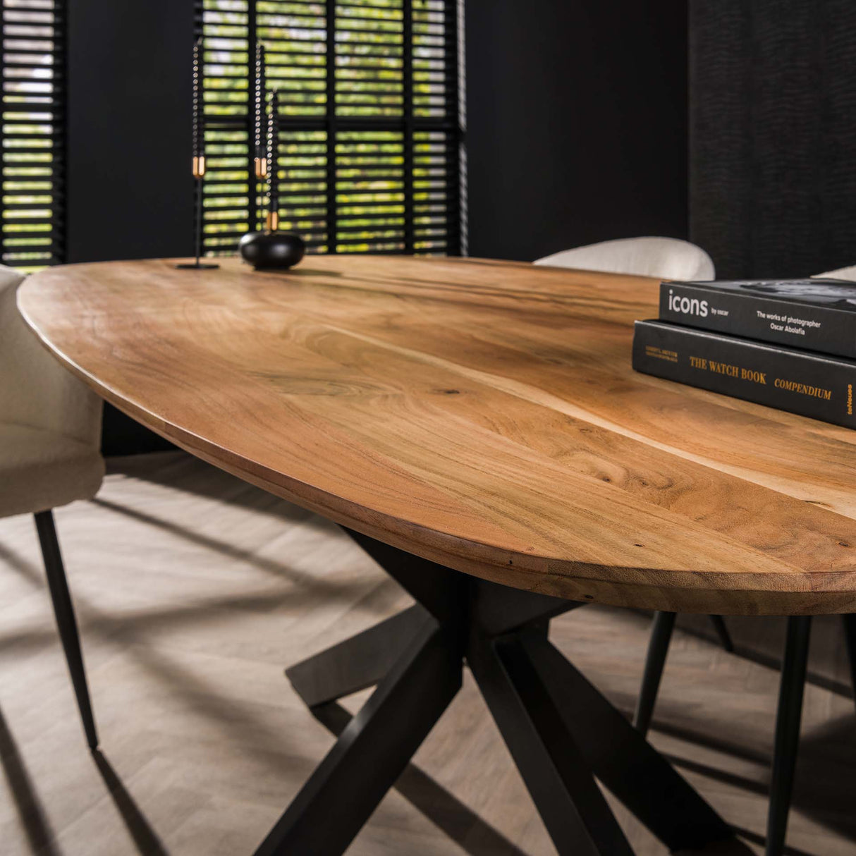 Table à manger ovale danoise Tavon en bois d'acacia 180x95 cm