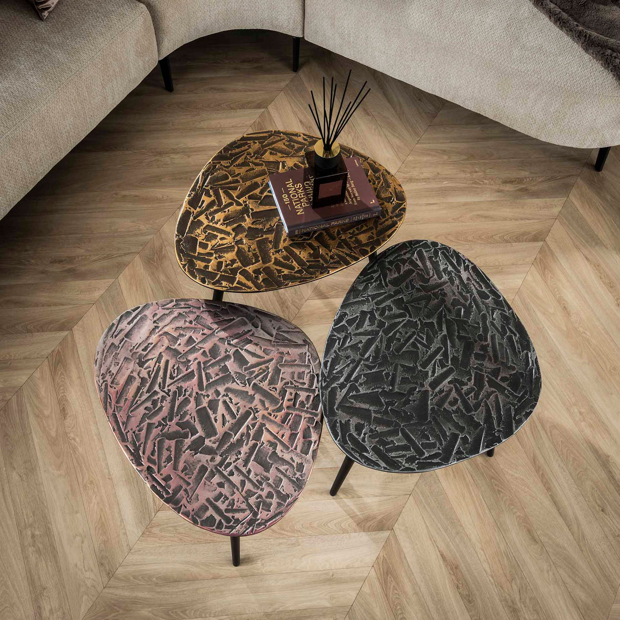Ensemble de tables basses Marlo 3 Triangle en patine de cuivre 