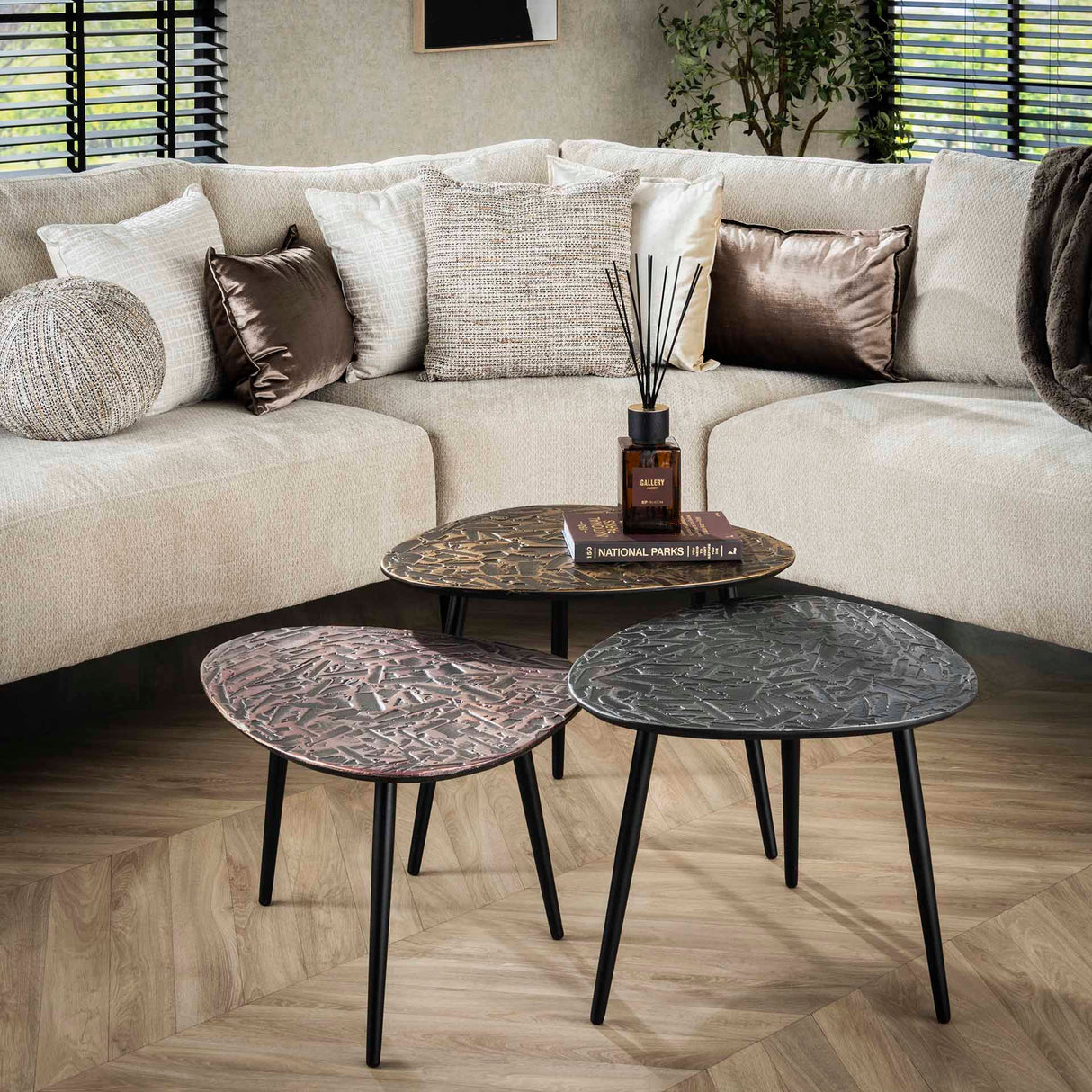 Ensemble de tables basses Marlo 3 Triangle en patine de cuivre 