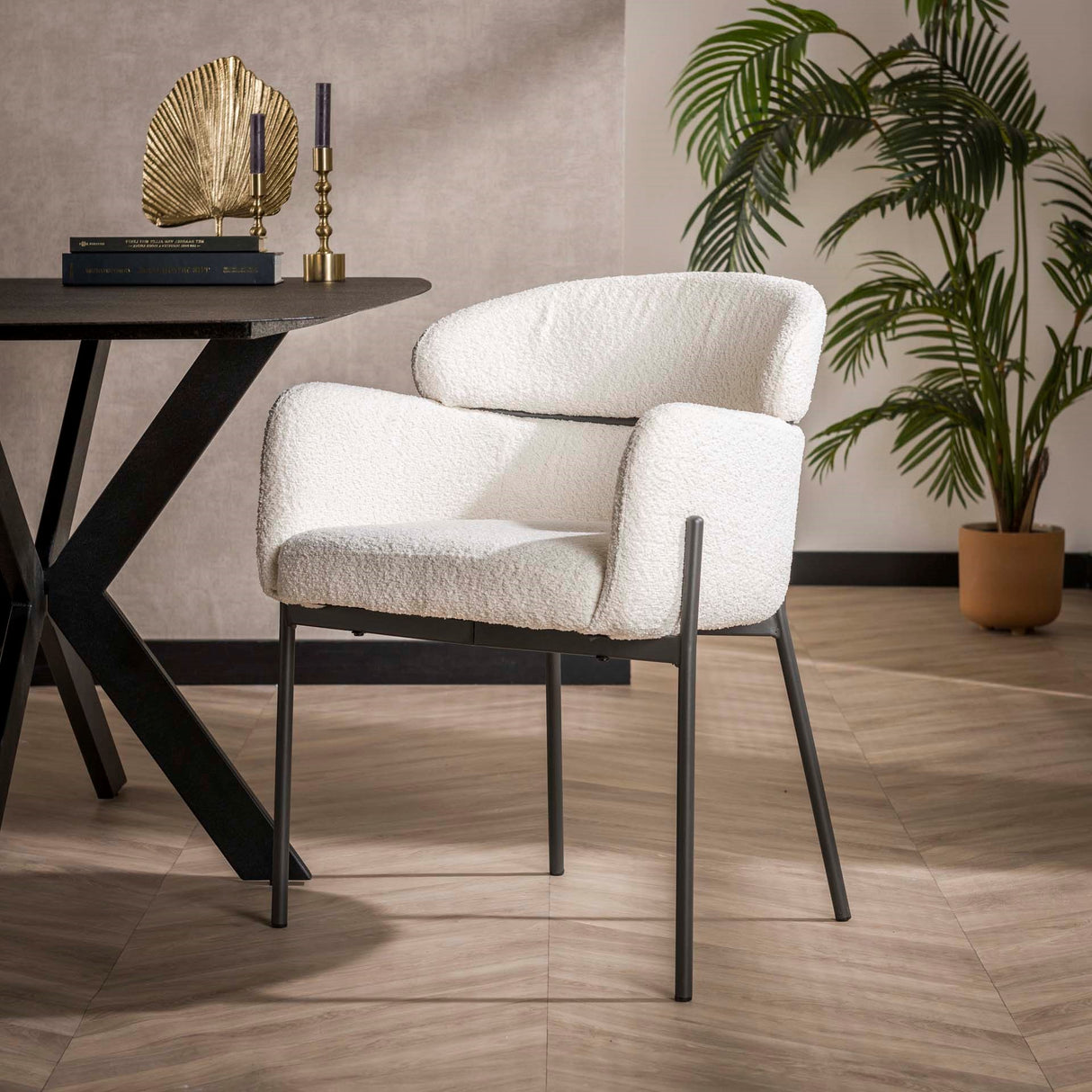 Chaise de salle à manger Lola en tissu bouclé crème blanc avec dossier rond et accoudoirs 