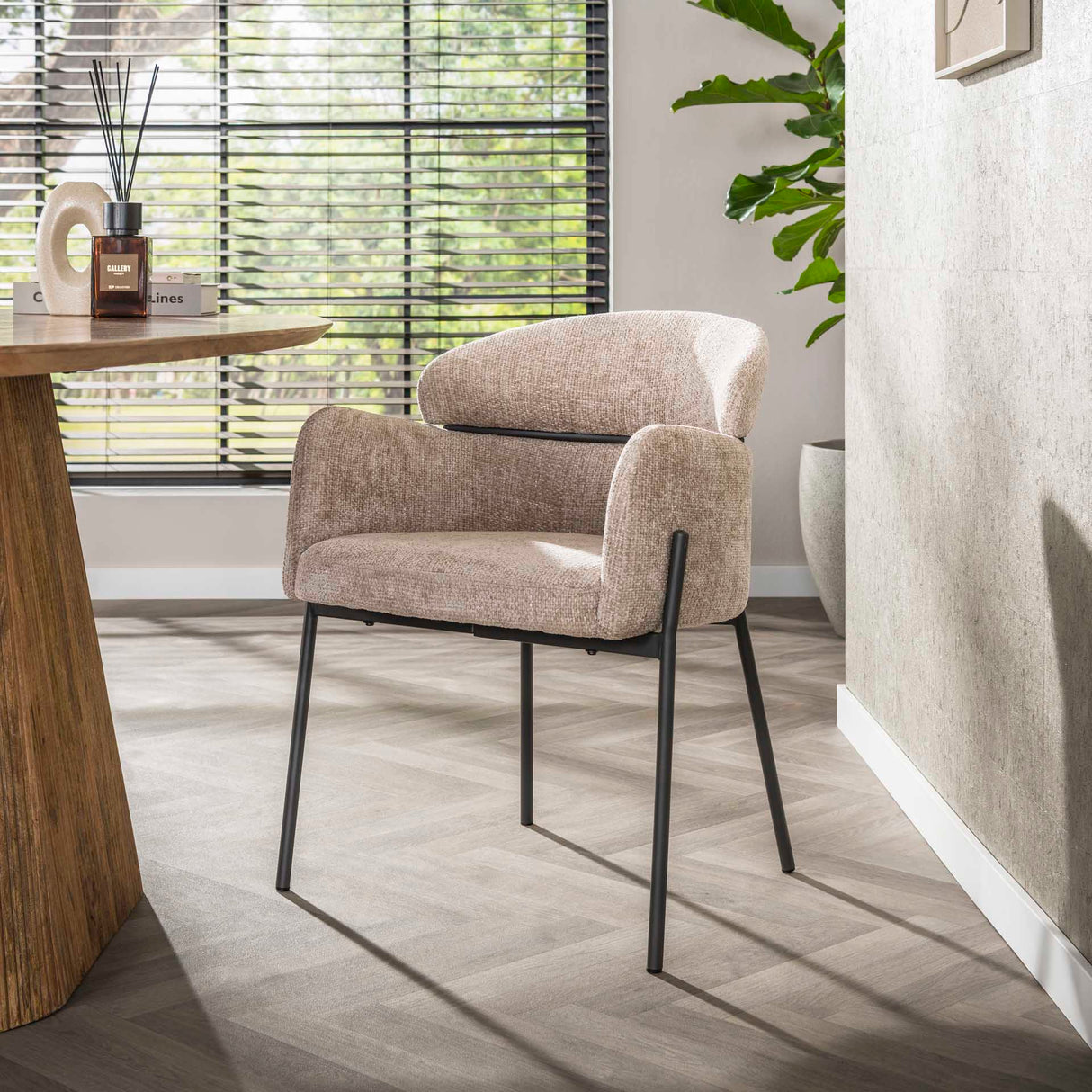 Chaise de salle à manger Lola en tissu Bouclé de couleur sable avec dossier rond et bras 