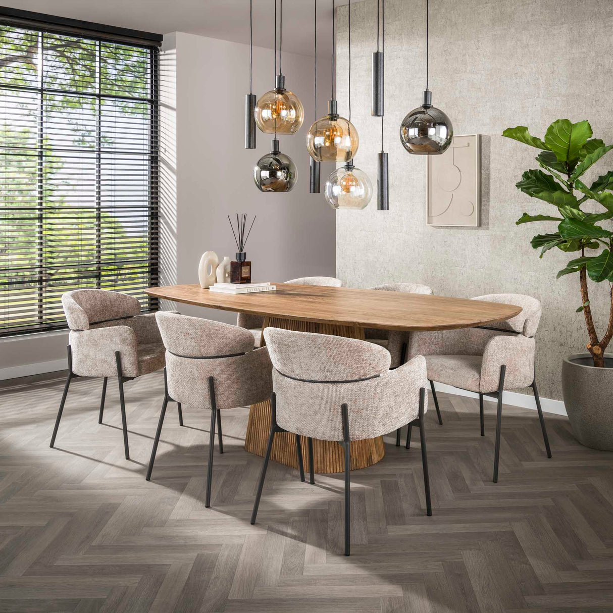 Chaise de salle à manger Lola en tissu Bouclé de couleur sable avec dossier rond et bras 