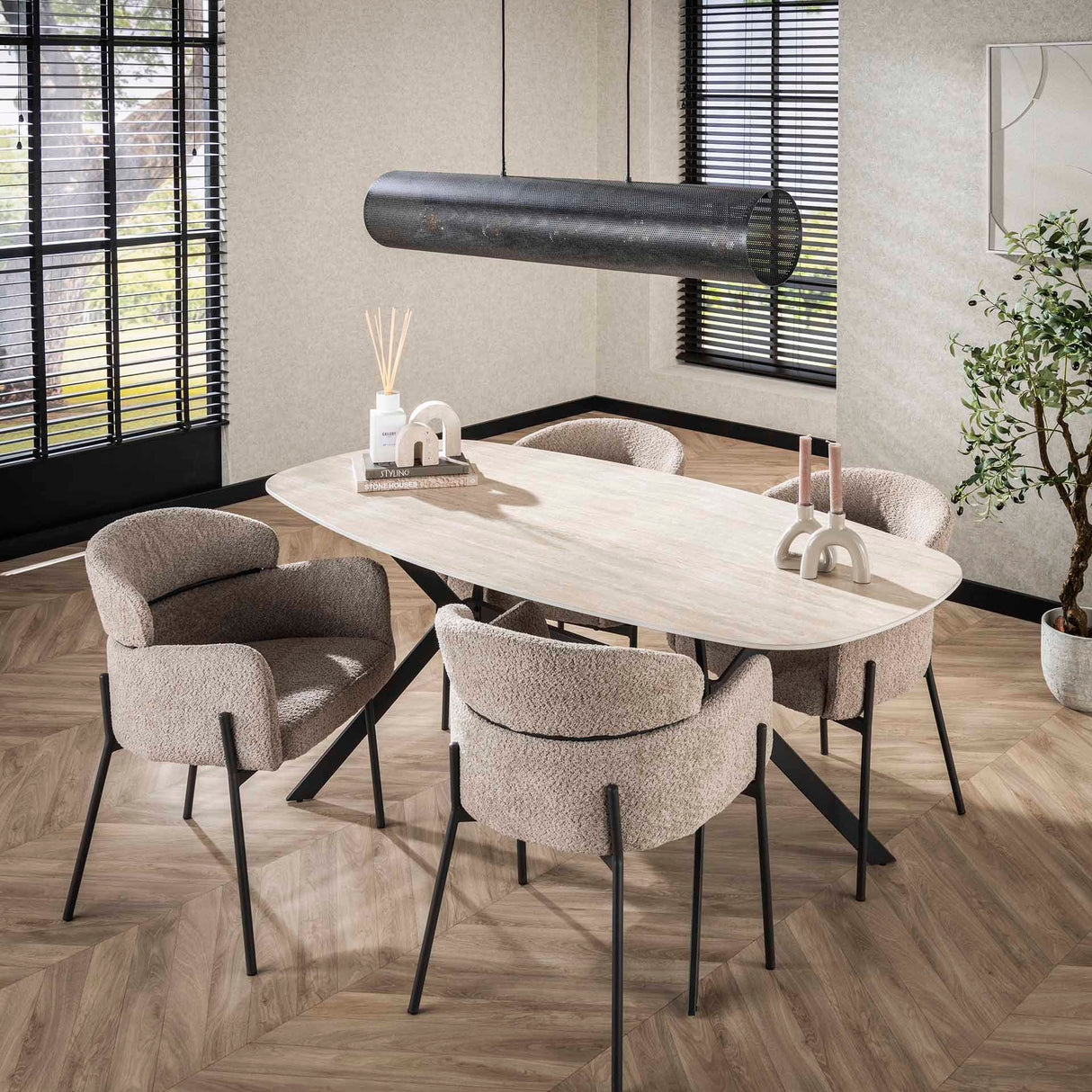 Chaise de salle à manger Lola tissu bouclé beige avec dossier et accoudoirs ronds 