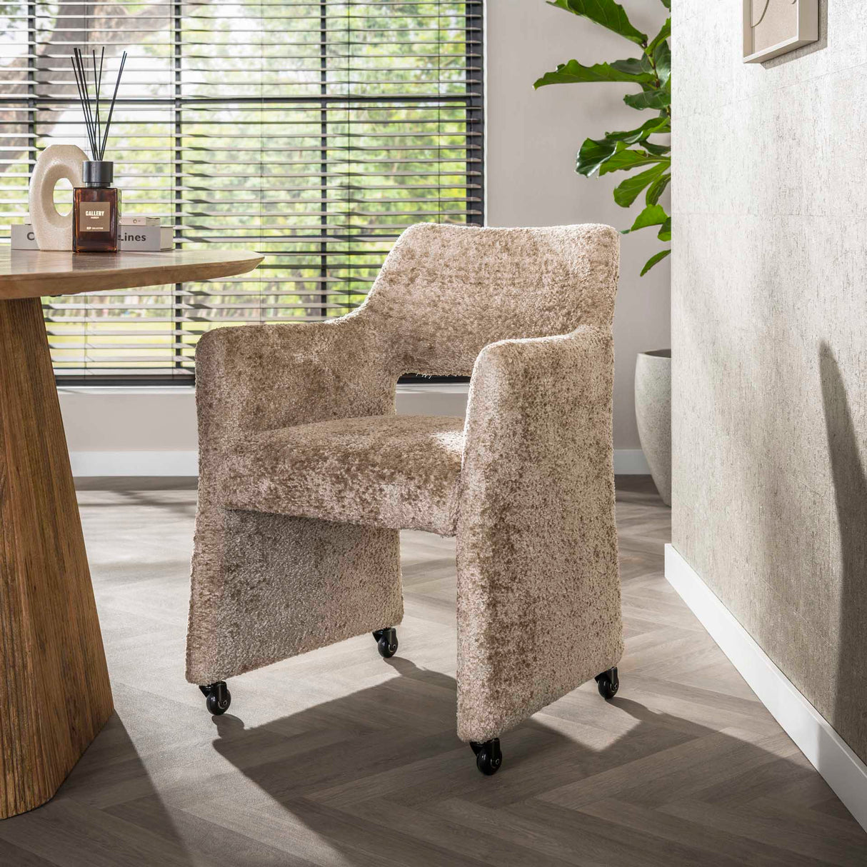 Eetkamerstoelen - Set van 2 Eetkamerstoelen Capri Alura zand Stof met wieltjes - Dimehouse
