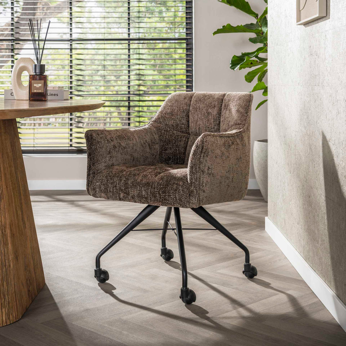 Lot de 2 chaises de salle à manger Tova en tissu taupe avec roulettes