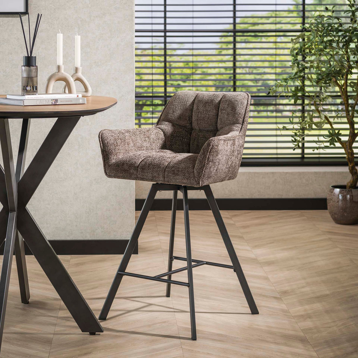 Tabouret de bar Lino en velours chenille couleur riche taupe pivotant 