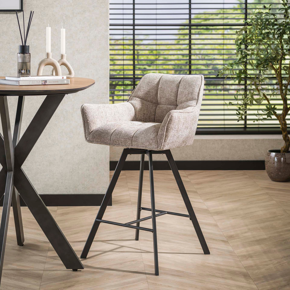 Tabouret de bar Lino en velours chenille couleur sable foncé, pivotant 