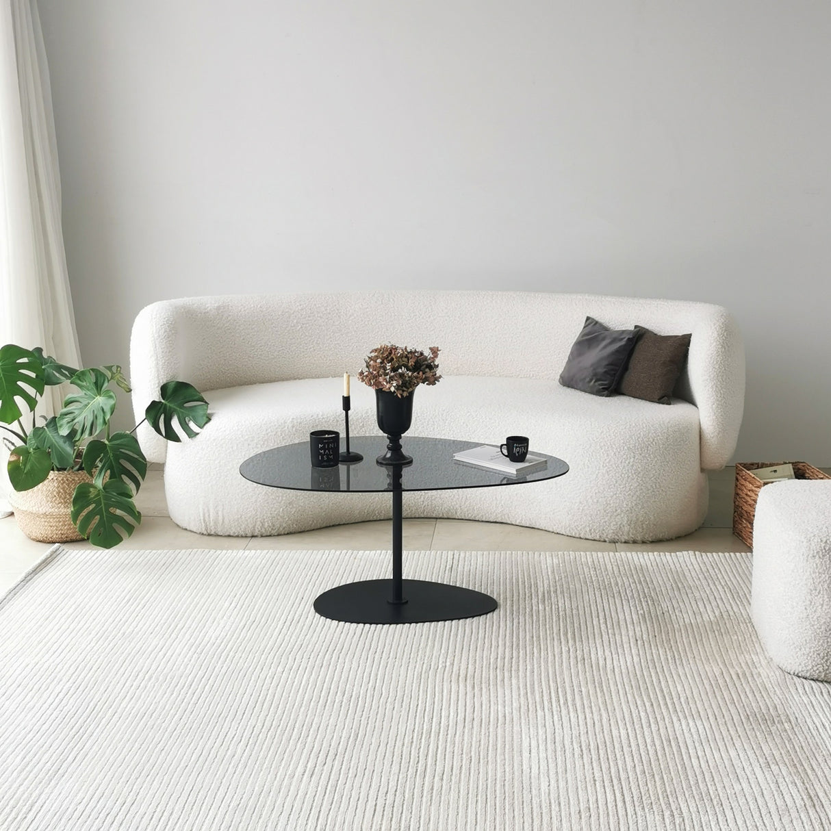 Table basse design organique en verre teinté Torpo - cadre en métal noir 