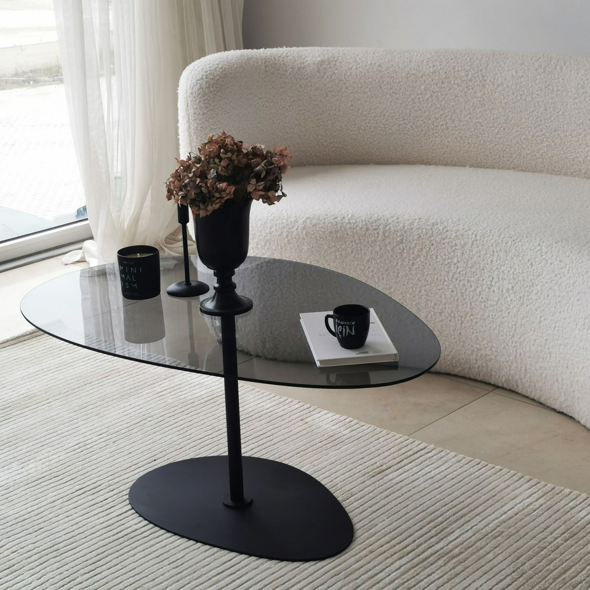 Table basse design organique en verre teinté Torpo - cadre en métal noir 