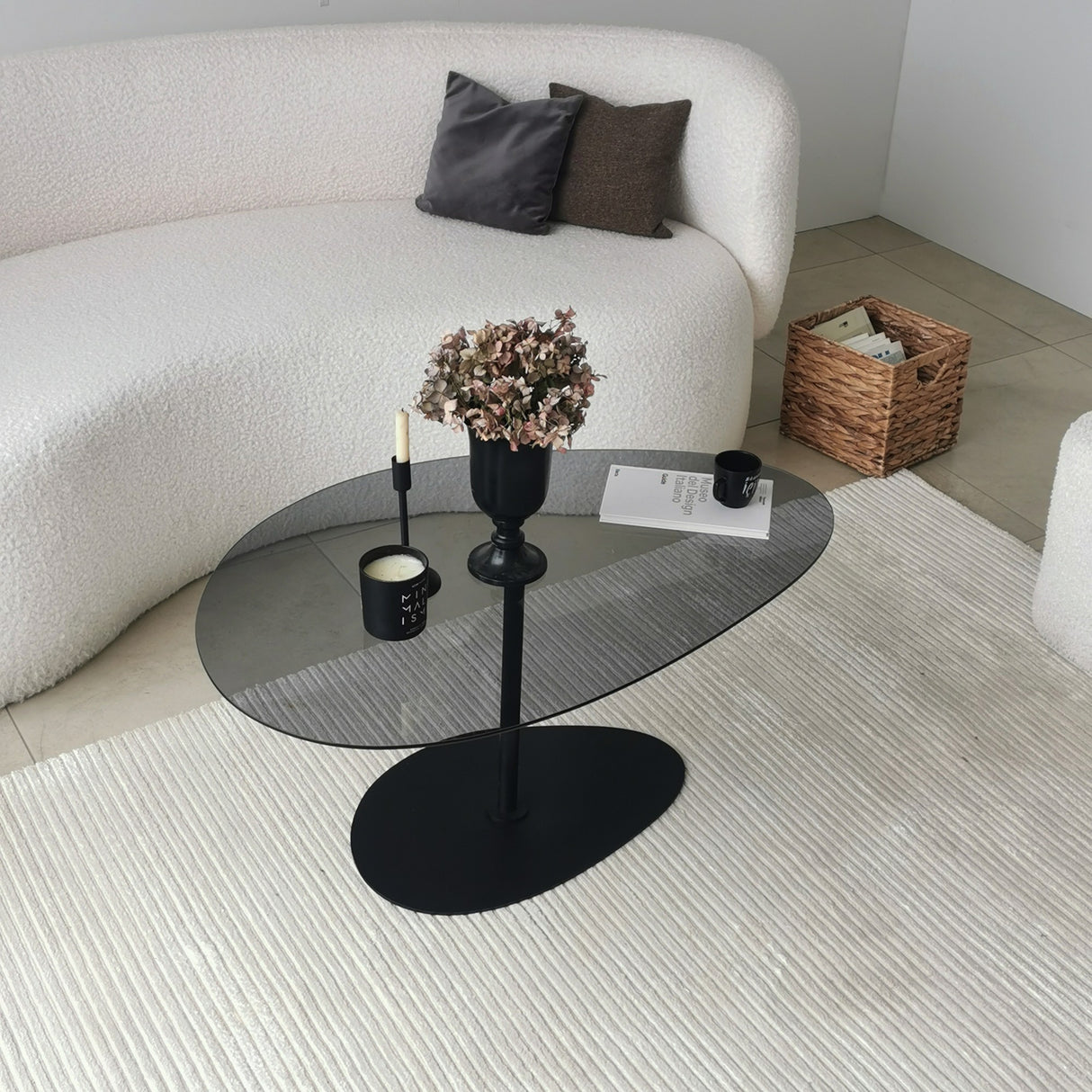 Table basse design organique en verre teinté Torpo - cadre en métal noir 