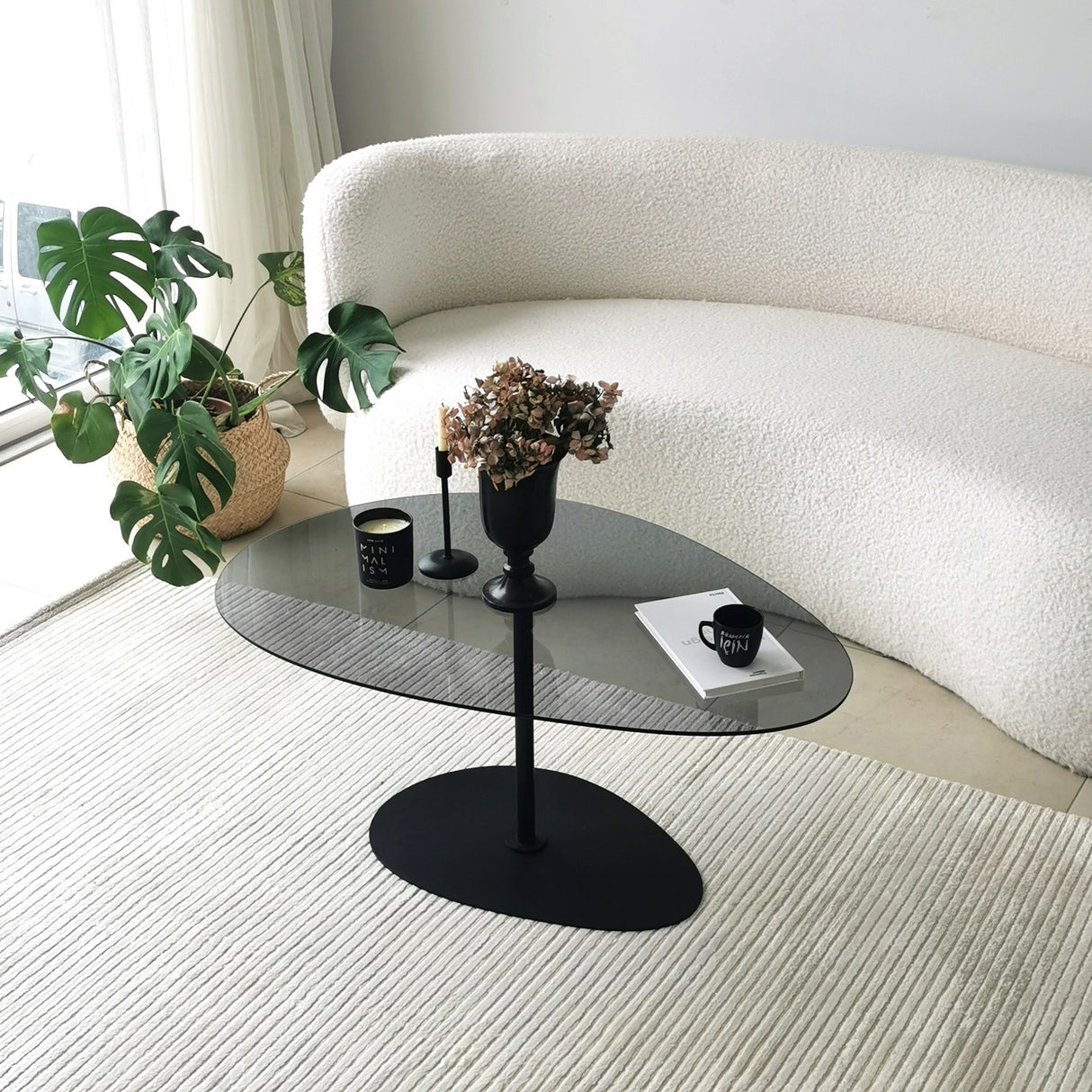 Table basse design organique en verre teinté Torpo - cadre en métal noir 