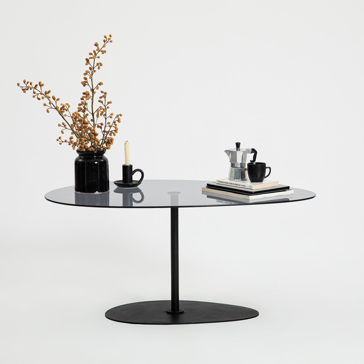 Table basse design organique en verre teinté Torpo - cadre en métal noir 
