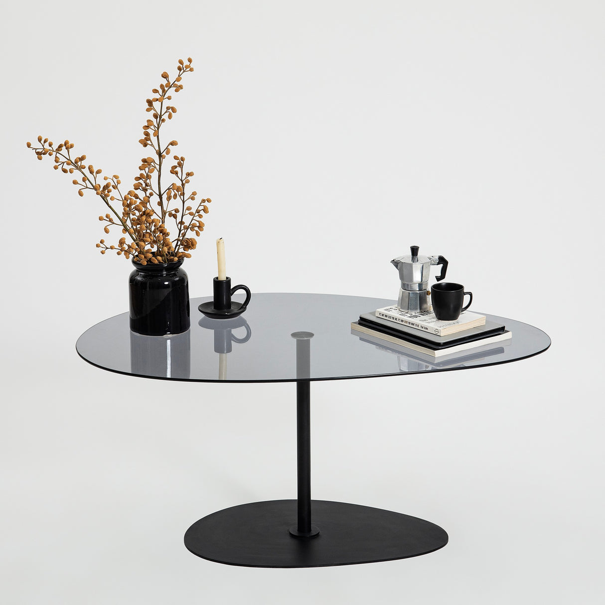 Table basse design organique en verre teinté Torpo - cadre en métal noir 