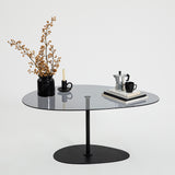 Table basse design organique en verre teinté Torpo - cadre en métal noir 